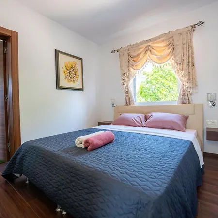Villa Baroque Art With Pool, Sauna And Gym *