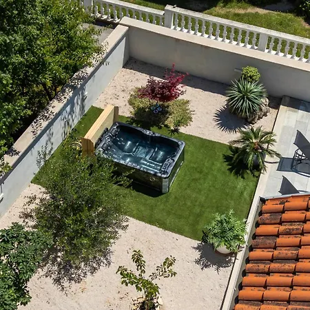 Baroque Art With Pool, Sauna And Gym