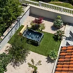 Baroque Art With Pool, Sauna And Gym
