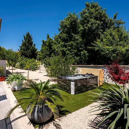 Villa Baroque Art With Pool, Sauna And Gym