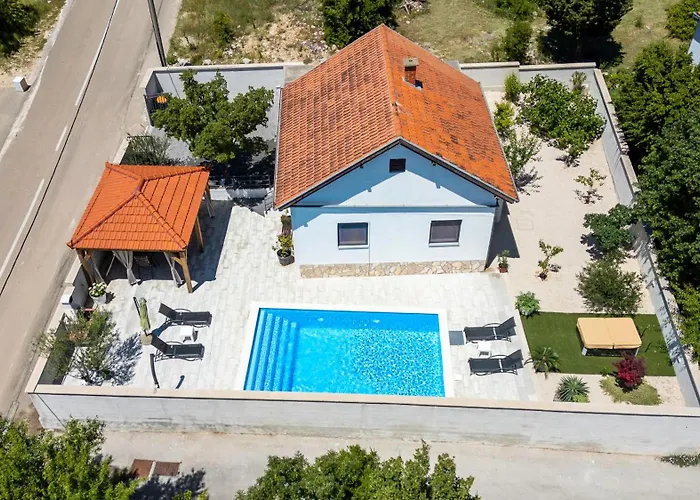 Baroque Art With Pool, Sauna And Gym Pridraga